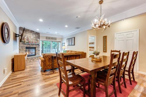 Relaxing Lincoln Condo W/ Fireplace & Shuttle - New Hampshire