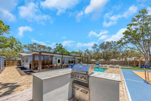 Faciliteiten, 5-Bedroom Villa with Private Pool Near the Beach in Seminole (FL)