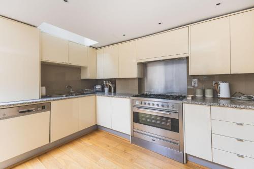 Stylish Chelsea Escape with Charm - image 12