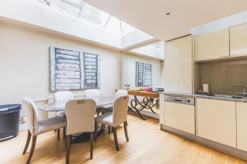 Stylish Chelsea Escape with Charm - image 11