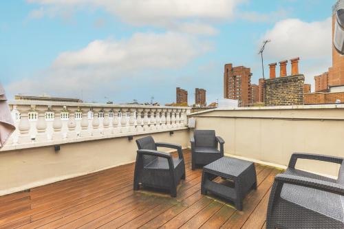 Stylish Chelsea Escape with Charm 
