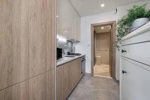 StayMada - Peninsula Luxury Apartment with Balcony - image 13