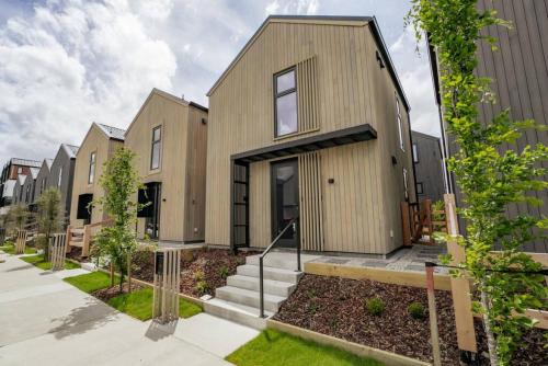 The Luxe Nook | Central Location with parking! - image 3