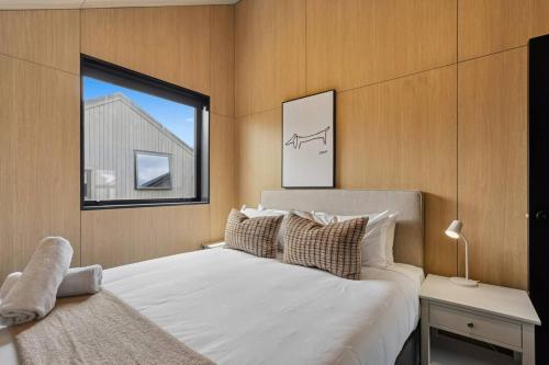 The Luxe Nook | Central Location with parking! - image 7