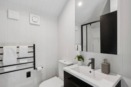 The Luxe Nook | Central Location with parking! - image 2