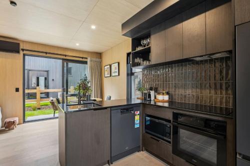 The Luxe Nook | Central Location with parking! - image 13