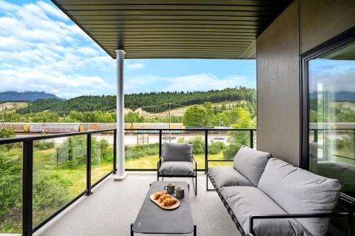 陽台/露台, New 2BR in DT Golden with AC, Balcony, BBQ, Sleeps 6 in 戈爾登市區