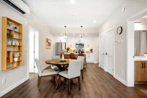 廚房, New 2BR in DT Golden with AC, Balcony, BBQ, Sleeps 6 in 戈爾登市區