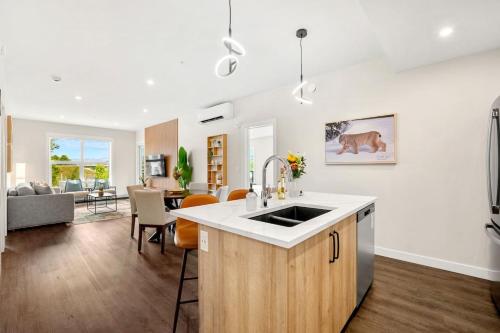 廚房, New 2BR in DT Golden with AC, Balcony, BBQ, Sleeps 6 in 戈爾登市區