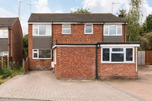 4-Bed Home for Contractors - Parking - Walk to Hospital - image 3
