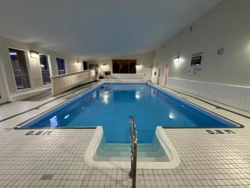 Swimming pool, Banff Gate Mountain Resort in Canmore (AB)