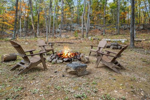Sqyrls Nest - 3BR Retreat With a Hot Tub in Berkeley Springs, USA