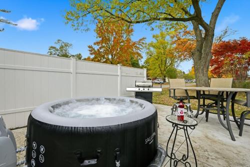 Létesítmények, New Lakefront Getaway Private Hot Tub Min to DMC in Commerce Township (MI)