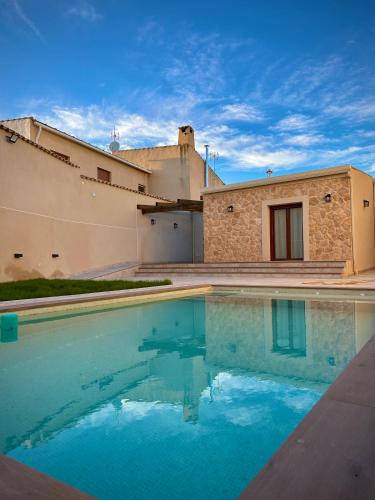Peldbaseins, La villa de Ramona in Argamasilla De Alba