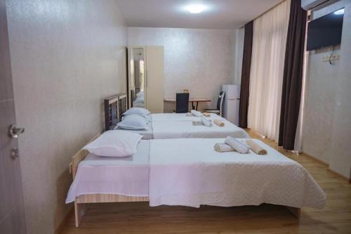 3 twin beds