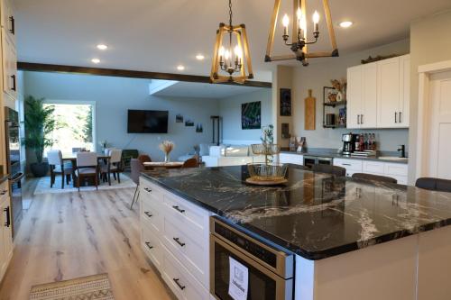 Luxury Riverfront Estate いの in Chena (AK)