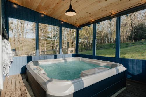 1930's Vintage Cabin Hot Tub Kohler Cabin in Kenoza Lake (NY)