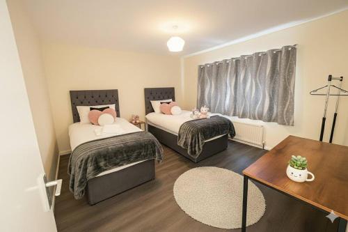 Spacious 4 Bed Contractor House Free Parking gîte à louer Fredricks Hotel Restaurant Spa