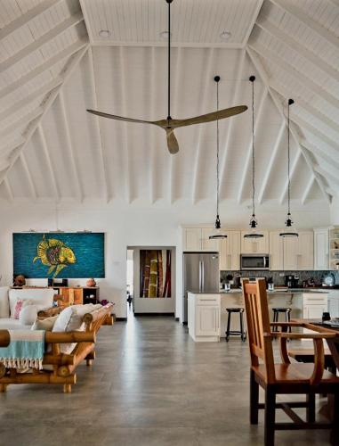 Beachfront villa with pool and staff in Treasure Beach