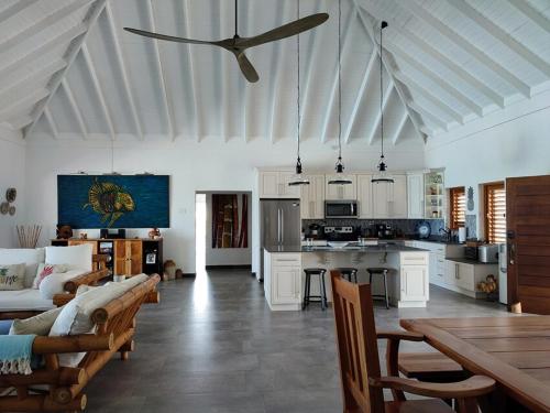 Beachfront villa with pool and staff in Treasure Beach