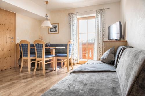 1 queen bed, 2 twin beds, 1 sofa bed