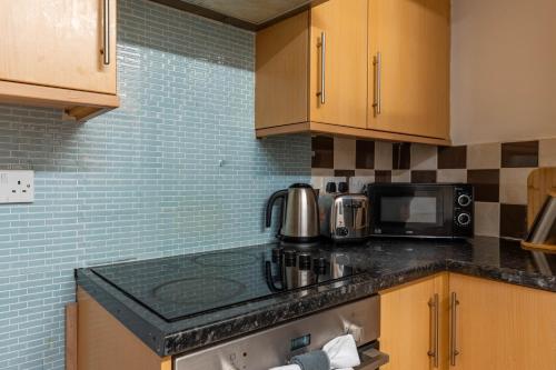 Furnished Rentals Direct DominionHouse cul-de-sac Home for 6 people in Anfield near LFC, Goodison Park, Free Street Parking, Suits Travellers, contractors and Family, Near Football action and 10 minutes drive to Liverpool City Centre, Liverpool (photo 9)