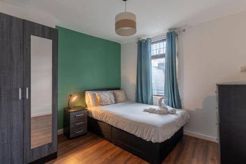 Furnished Rentals Direct DominionHouse cul-de-sac Home for 6 people in Anfield near LFC, Goodison Park, Free Street Parking, Suits Travellers, contractors and Family, Near Football action and 10 minutes drive to Liverpool City Centre, Liverpool (photo 10)
