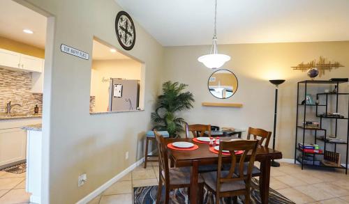 Stylish Condo with Golf Course Views in 大教堂市