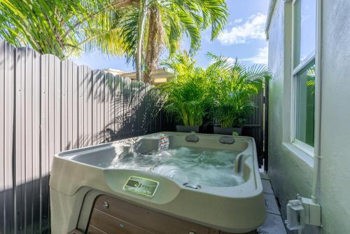 Beautiful, fully furnished 2bed 1bath house - 5 minute walk to Miracle Mile Downtown Coral Gables, Miami