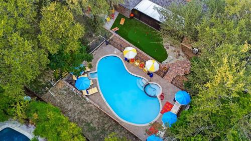 Resort Style Backyard Game Room Pool Hot Tub – khách sạn tại Làng Đồi Quê
