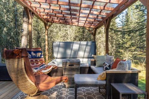 Shanti Yurt with private hot tub in Bragg Creek in Bragg Creek (AB)