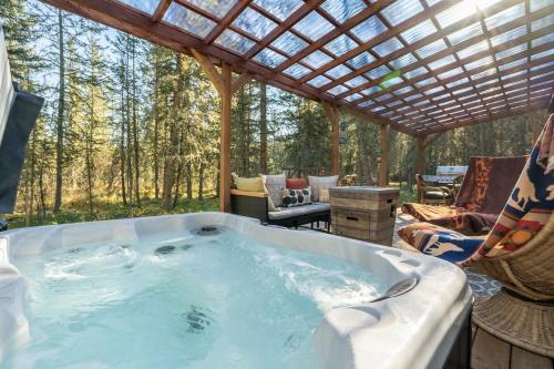 Shanti Yurt with private hot tub in Bragg Creek in Bragg Creek (AB)