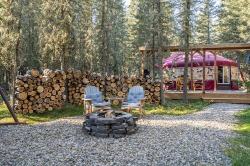 Shanti Yurt with private hot tub in Bragg Creek in Bragg Creek (AB)
