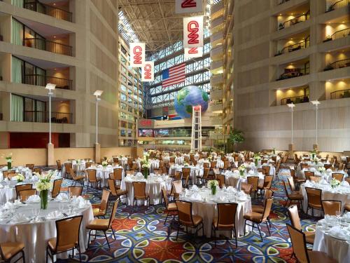 옴니 아틀란타 호텔 앳 센테니얼 파크 - 로비