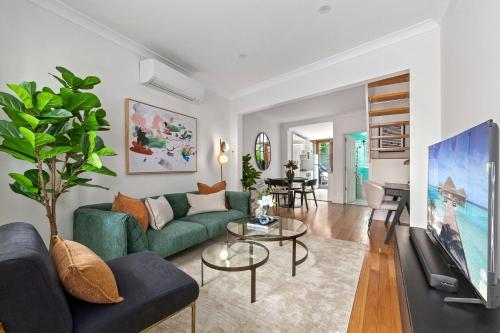 Stylish 2-Bed Surry Hills Terrace with Courtyard Balcony & BBQ - image 11