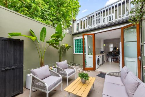 Stylish 2-Bed Surry Hills Terrace with Courtyard Balcony & BBQ - image 5