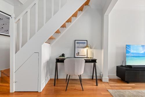 Stylish 2-Bed Surry Hills Terrace with Courtyard Balcony & BBQ - image 3