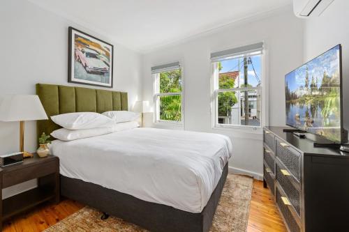 Stylish 2-Bed Surry Hills Terrace with Courtyard Balcony & BBQ - image 7
