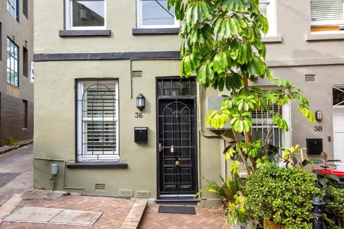 Stylish 2-Bed Surry Hills Terrace with Courtyard Balcony & BBQ - image 8