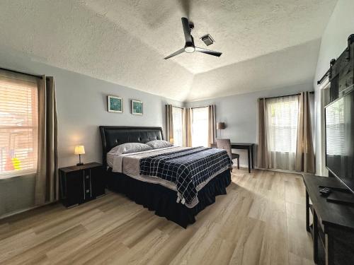 Maple House Romantic Getaway WHot Tub Near IAH in Atascocita
