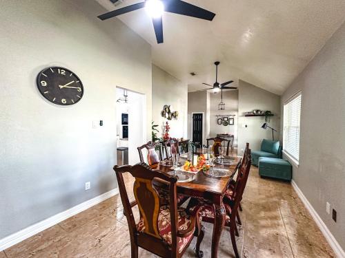 Maple House Romantic Getaway WHot Tub Near IAH in Atascocita