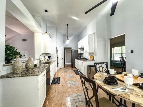 Maple House Romantic Getaway WHot Tub Near IAH in Atascocita