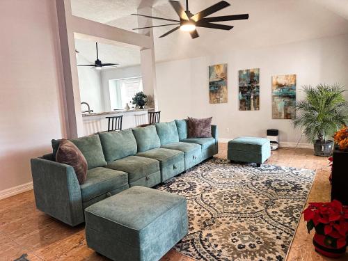 Maple House Romantic Getaway WHot Tub Near IAH in Atascocita