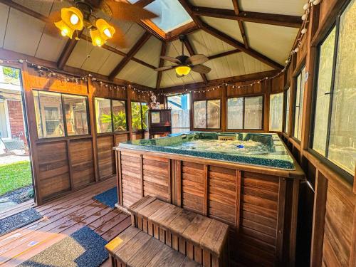 Maple House Romantic Getaway WHot Tub Near IAH in Atascocita
