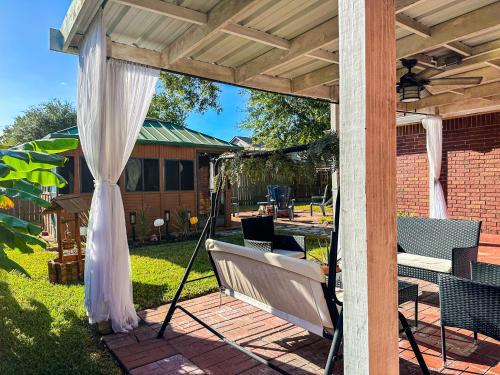 Maple House Romantic Getaway WHot Tub Near IAH in Atascocita