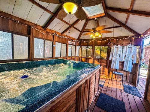 Maple House Romantic Getaway WHot Tub Near IAH in Atascocita
