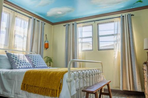 Pet-Friendly Home - 1 Block from Beach – khách sạn tại Ocean Beach