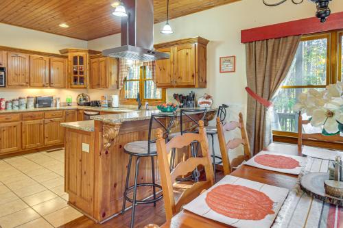 Grand Ellijay Cabin with Mountain Views and Pool Table in Ellijay, USA