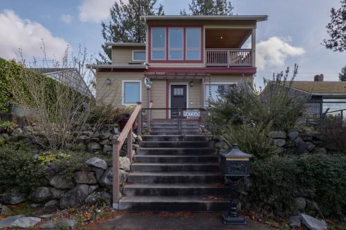 Central Charm with Office & Peaceful Yard - image 2
