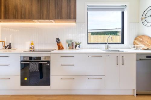 مطبخ, Modern Family-Friendly Home Near St Albans Park in Mairehau
